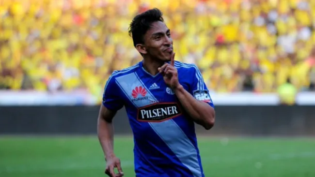 Ángel Mena festeja un gol con Emelec