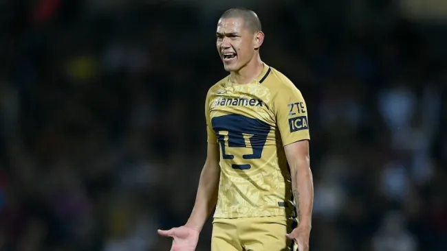 Darío Verón durante un partido con Pumas