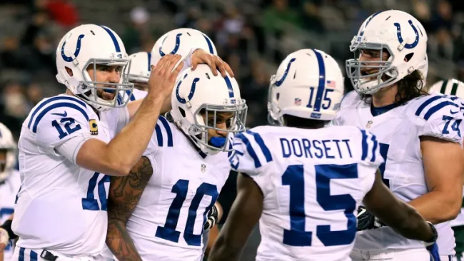 Moncrief es felicitado por sus compañeros tras anotar un TD