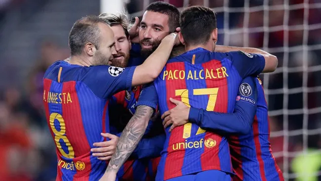 Arda es felicitado tras uno de sus goles contra Mönchengladbach