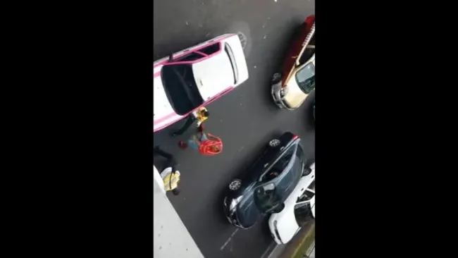 Momento en que #LordTaxi pelea con los oficiales de tránsito