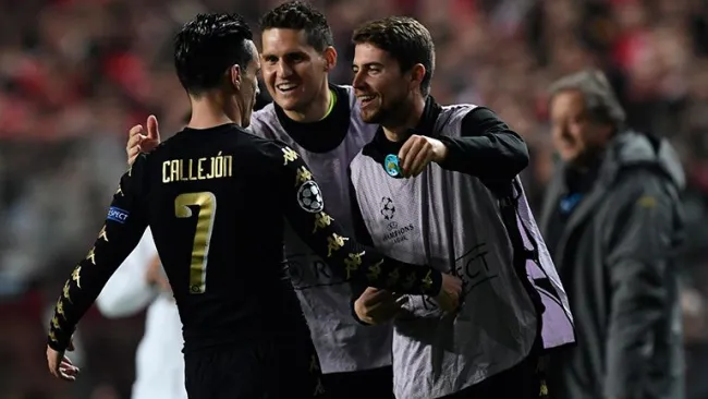 Los jugadores de Napoli festejan un gol contra Benfica