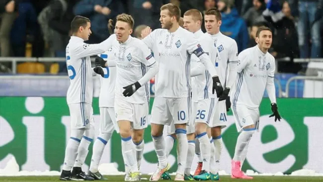 Jugadores del Dinamo de Kiev festejan un gol