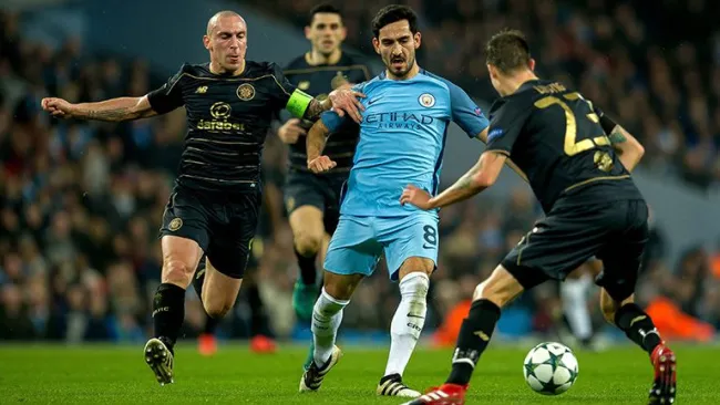 Gündogan conduce el balón en juego del City contra Celtic