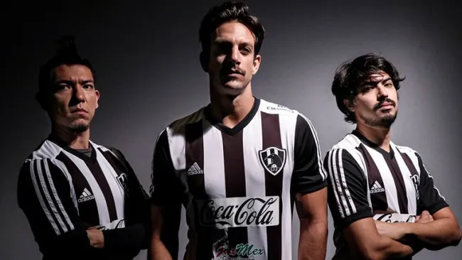 Jugadores de Club de Cuervos muestran nueva playera