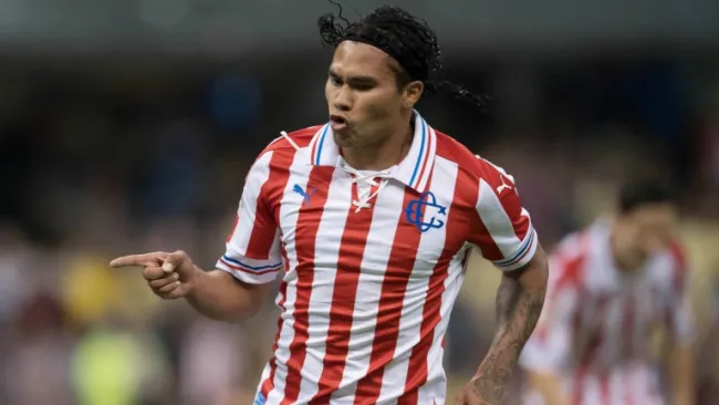 Carlos Peña festeja un gol con Chivas