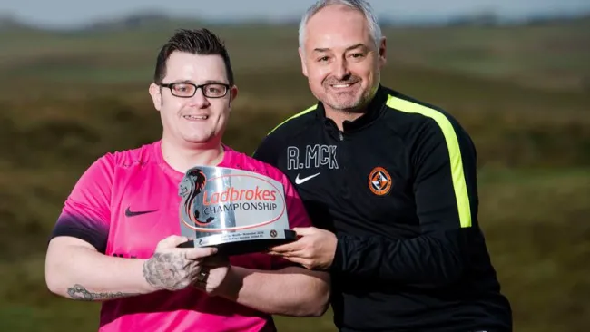 Tommy recibe el premio de mejor gol del mes