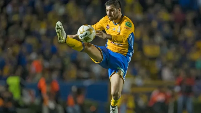 Gignac controla un balón en el Estadio Universitario 