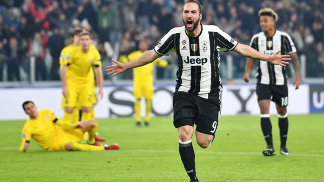 Higuaín festeja su tanto en Champions League 