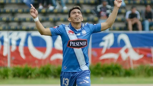 Mena celebra un gol con Emelec