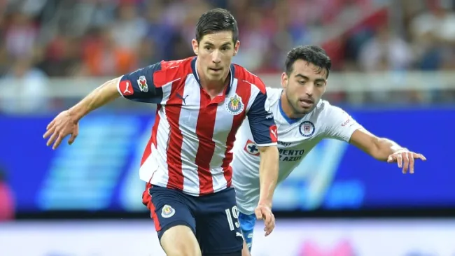 Marco Bueno en un partido de Chivas