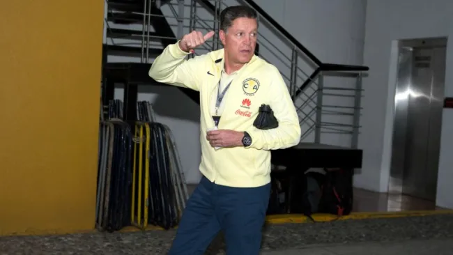 Ricardo Peláez antes de un partido de América