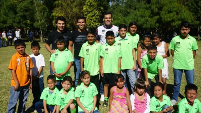 Márquez y Checo, con algunos niños de sus fundaciones