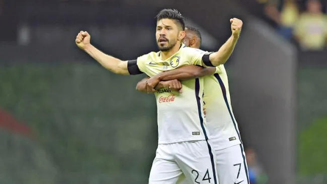Oribe Peralta festeja un gol con América