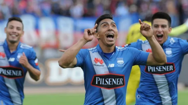 Ángel Mena celebra un gol con Emelec
