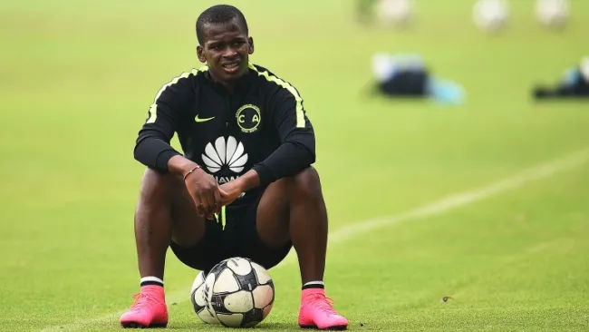 Darwin Quintero observa un entrenamiento de las Águilas