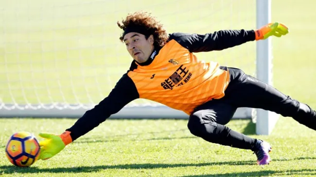 Guillermo Ochoa durante un entrenamiento con el Granada