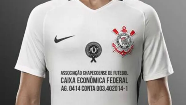 Jersey del Corinthians con el número de cuenta del Chapecoense