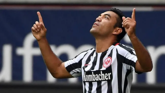 Marco Fabián festeja una anotación con el Frankfurt