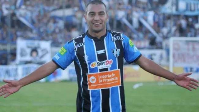 Franco posando con la playera del Almagro