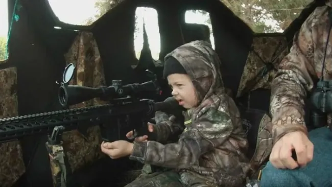 Lilly Klapper mientras caza su primer ciervo