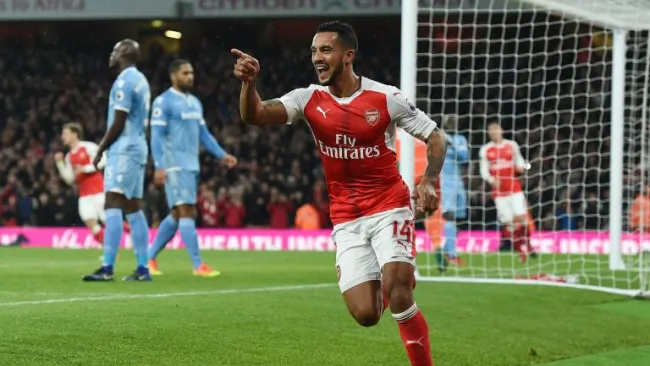 Theo Walcott celebra tras anotar contra el Stoke City