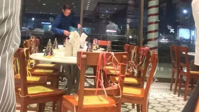 Eduviges organiza la mesa en la que pretendía festejar su cumpleaños 