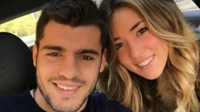 Álvaro Morata y su novia Alice Campello sonriendo para la selfie