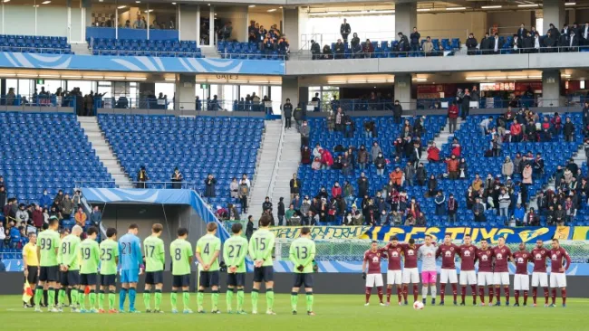 Jugadores de América y Jeobuk dan un minuto de silencio