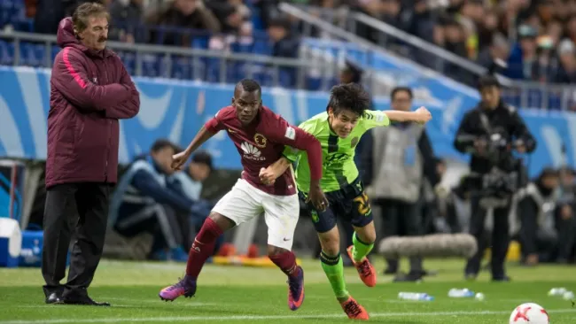 La Volpe observa la disputa de un balón entre Darwin y un jugador coreano