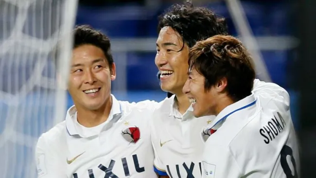 Jugadores del Kashima celebran gol en el partido contra el Mamelodi Sundowns 