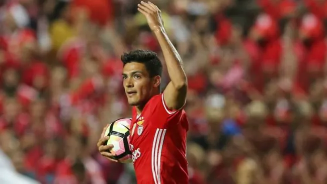 Raúl Jiménez celebra un gol con el Benfica