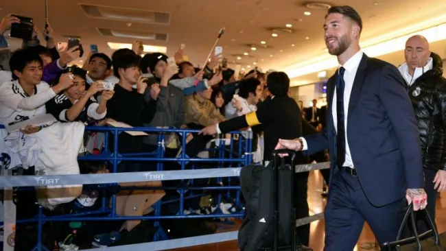 Sergio Ramos, defensa merengue, a su llegada al aeropuerto de Tokio 