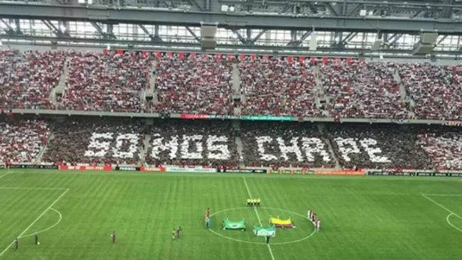 El homenaje del Chape en el estadio del Paranaense