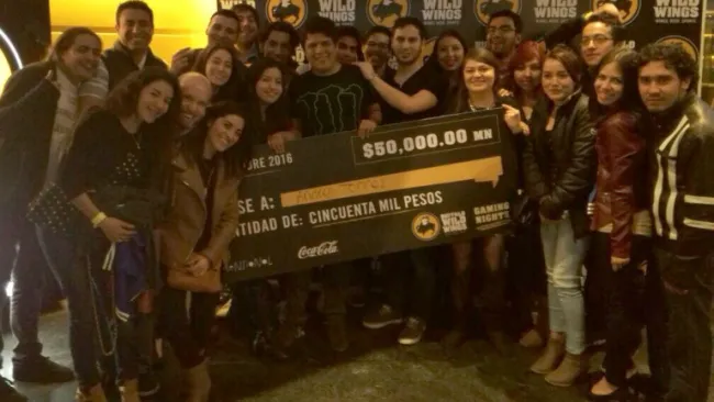 Andrei Torres (centro) recibe su premio por 50 mil pesos