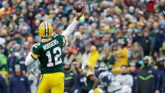 Aaron Rodgers lanzando un balón durante el encuentro frente a Seahawks