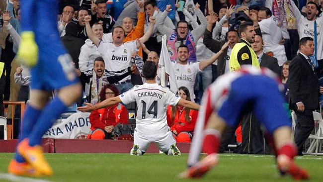 Chicharito festeja su gol contra Atlético de Madrid en Champions