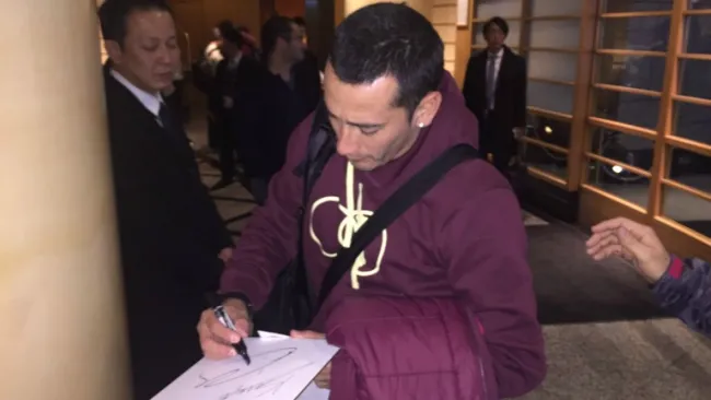 Sambueza da autógrafos en su llegada a Yokohama 