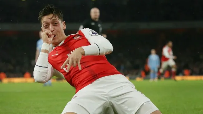 Mesut Ozil durante un partido del Arsenal