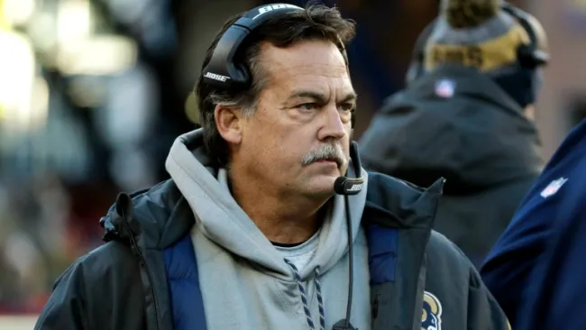 Jeff Fisher durante un partido de los Rams