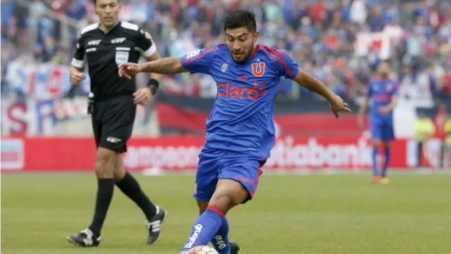 Nicolás Maturana conduce el balón en un partido de la U de Chile 