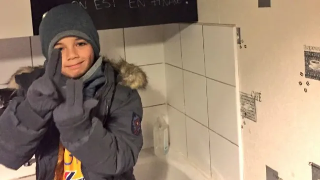 Romain hace la seña de los Libres y Lokos