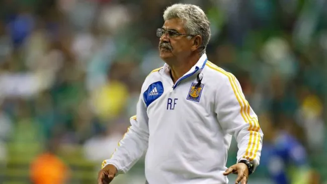 Tuca Ferretti durante un partido al frente de Tigres