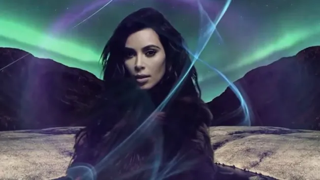 Kim Kardashian en el video de Love Advent 2016