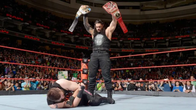 Roman Reigns deja muy lastimado a Kevin Owens