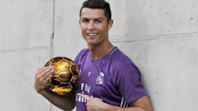 Cristiano Ronaldo presume su cuarto Balón de Oro