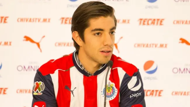 Rodolfo Pizarro durante su presentación con las Chivas