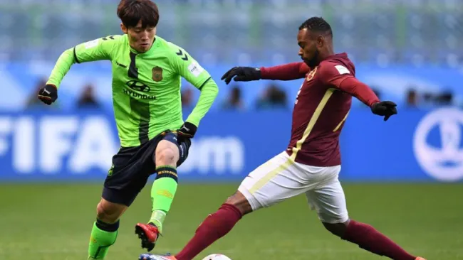 Da Silva pelea un esférico en el debut de América en el Mundialito