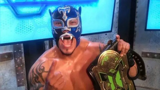 Tigre Uno posa con el cinturón de la División X