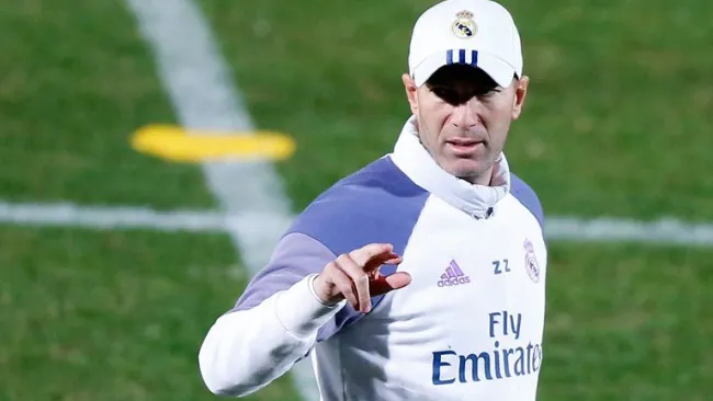 Zidane dirige un entrenamiento del Real Madrid en Japón